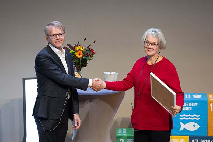 Deputy Vice-Chancellor Pär Forslund presents the award to Anna Richert. Photo: Johan Wahlgren.