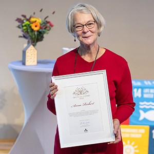 Anna Richert får priset som årets SLU-alumn 2023. Foto: Johan Wahlgren.
