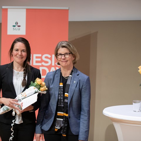 Årets Alumn Elin Olofson och Karin Holmgren, SLU Prorektor. Fotograf: Johan Wahlgren.