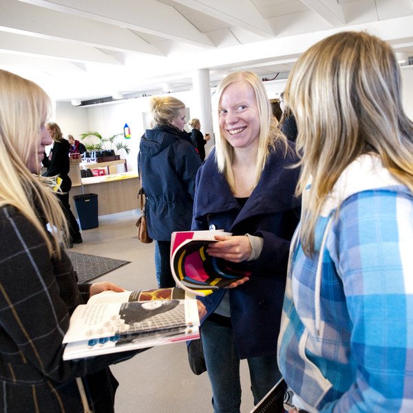Gymnasieelever får information om våra utbildningar.