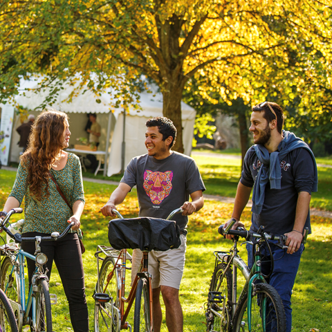 Tre studenter med cyklar