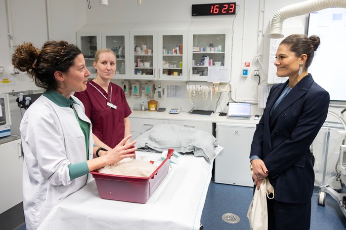 H.K.H. Kronprinsessan Victoria talar med Desirée Ferrari och Malin Arkå vid SLU Universitetsdjursjukhus i samband med 250-årsjubileet för Svensk veterinärmedicin och utdelningen av Stora veterinärpriset. 