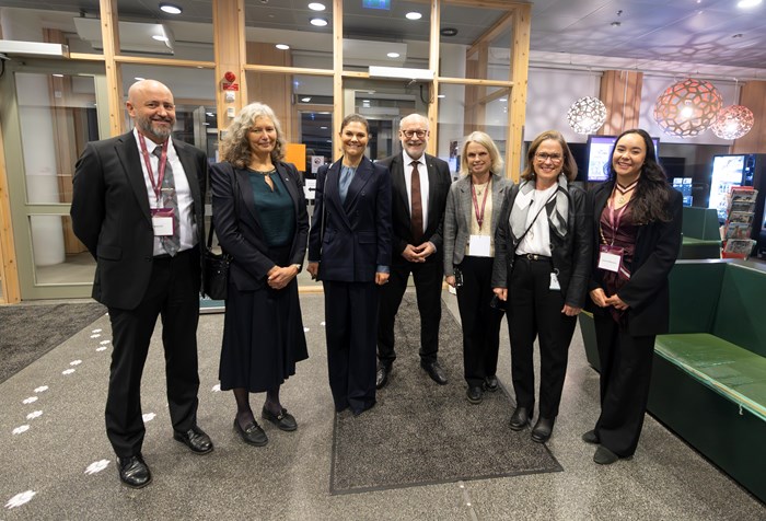 Från vänster: Nils Fall, dekan för VH-fakulteten, SLU:s rektor Maria Knutson Wedel, H.K.H. Kronprinsessan Victoria, Uppsalas landshövding Stefan Attefall, Bodil Ström Holst, veterinär, Maria Karlsson, avdelningschef smådjurskliniken UDS och Jasmin Pettersson, ordförande i Veterinärmedicinska föreningen.