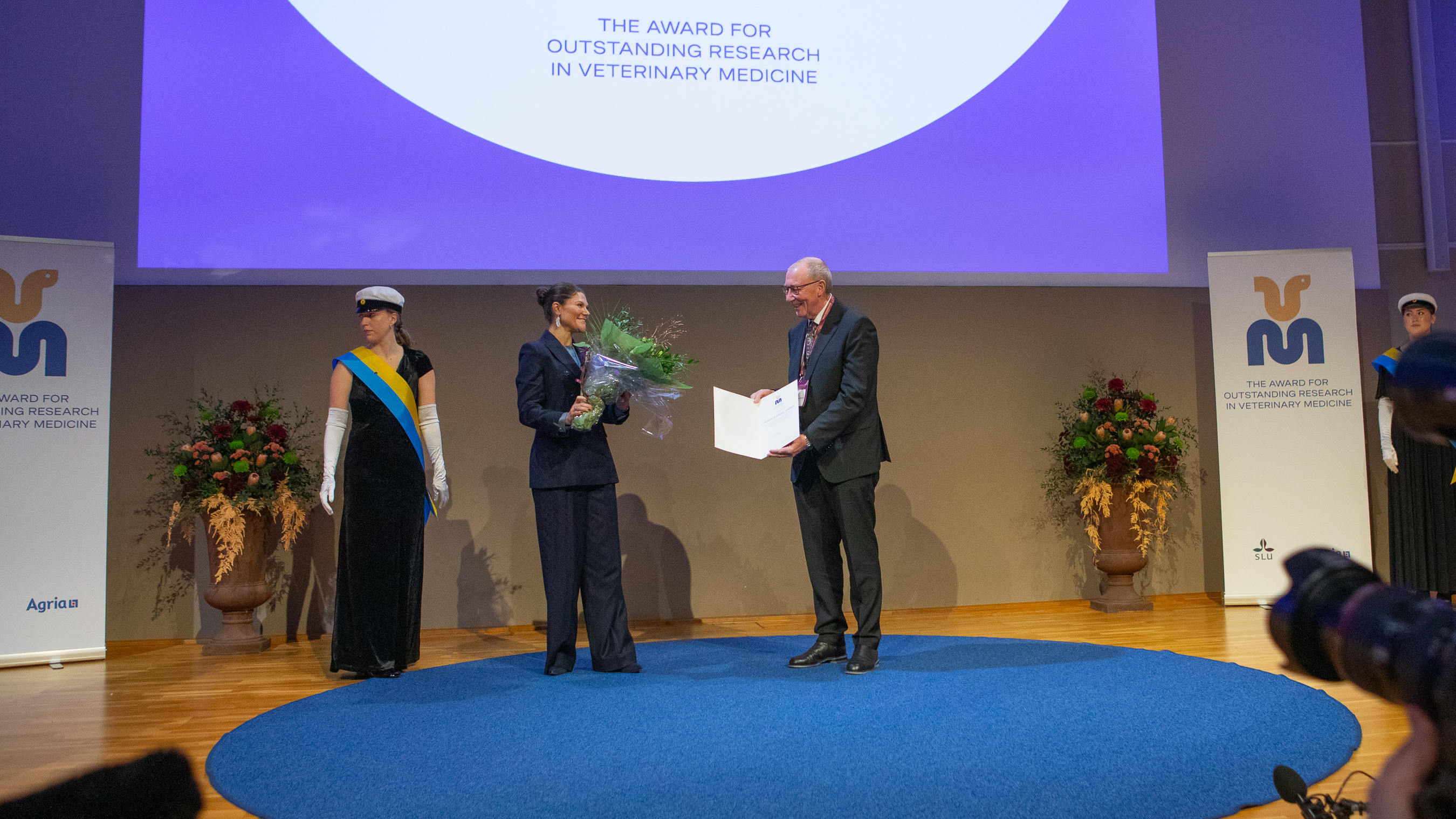 H.R.H. Crown Princess Victoria presents awarded the 2025 Award for Outstanding Research in Veterinary Medicine to Professor Henrik Elvang Jensen