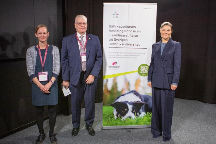 H.K.H. Kronprinsessan Victoria hälsar på Kristina Jungnelius och Pekka Olson, sekreterare respektive sakkunnig för Sällskapsdjurens forskningsfond. 