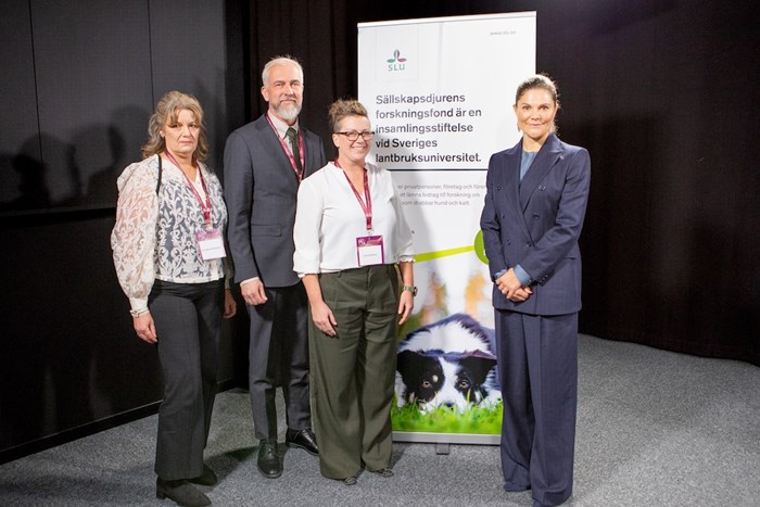 Representanter från Sällskapsdjurens forskningsfond pratar med Kronprinsessan Victoria