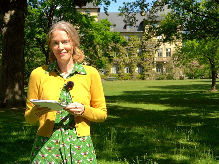 Anna Bengtsson in front of the castle in Alnarp.