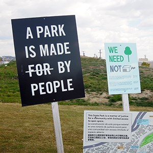 En skylt i en park där det står En park är skapad av människor. 