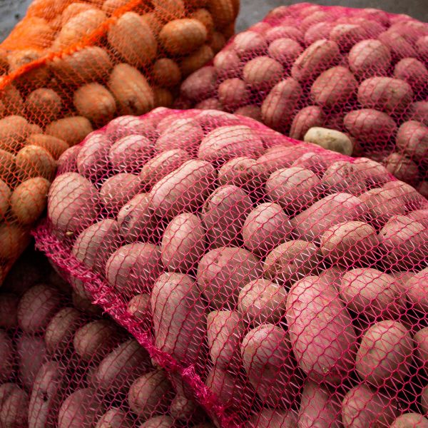 Säckar med potatis.