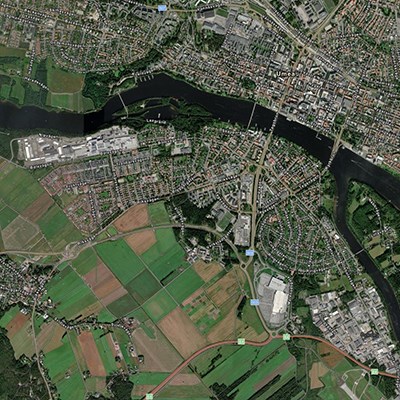 Satellitkarta över en stad och dess omgivning.