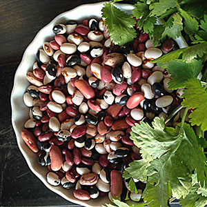 Bönor i en skål på bordet