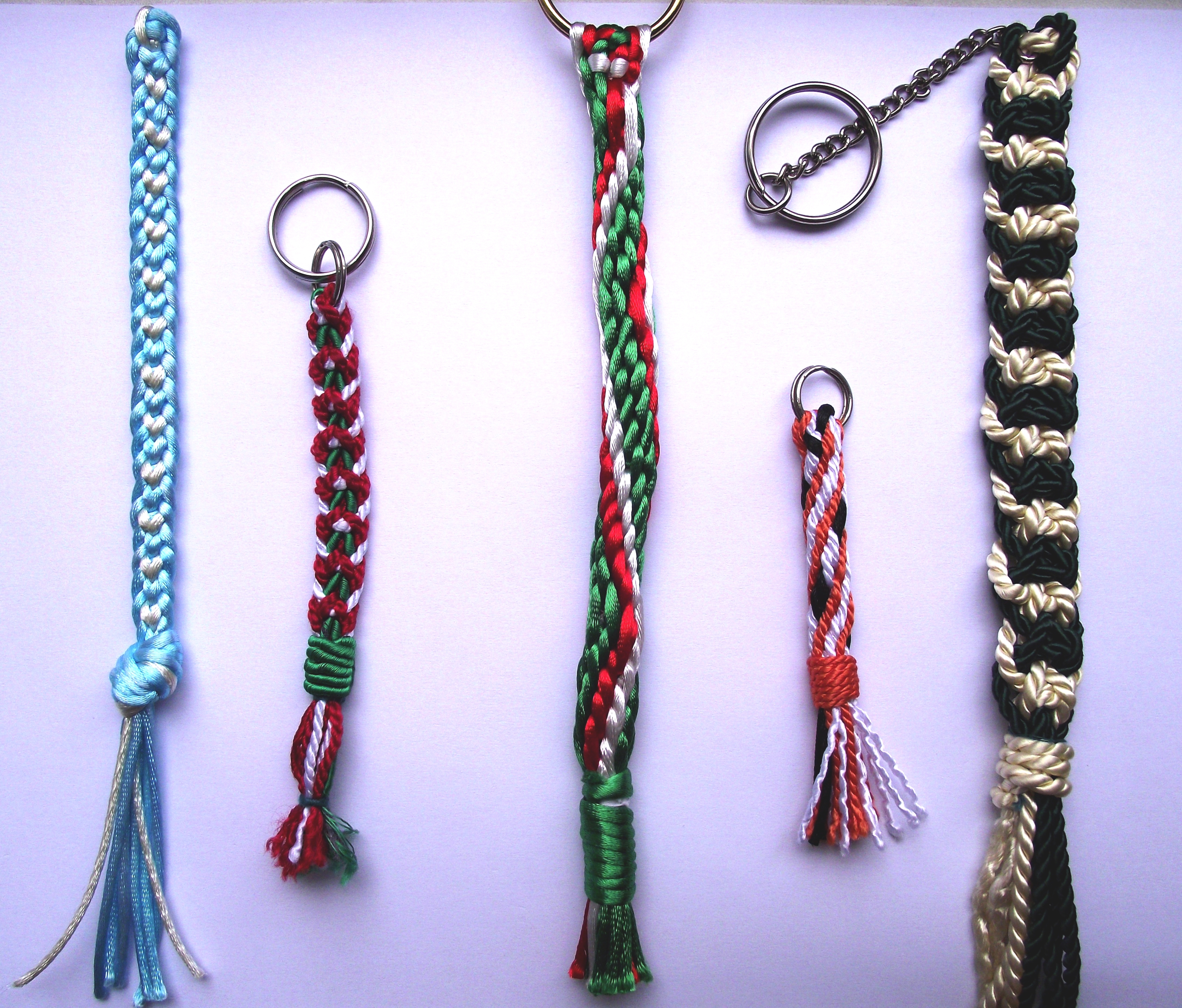 Flätade nyckelringsband i olika färger. 