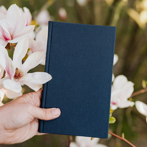 Bok med blommor i bakgrunden, foto.