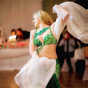 Woman belly dancing, photo. 