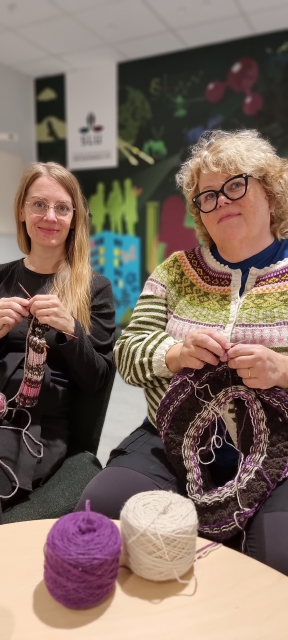 Two people knitting, photograph. 
