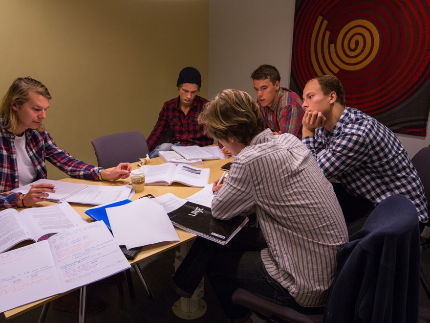 Studenter som studerar i ett grupprum.