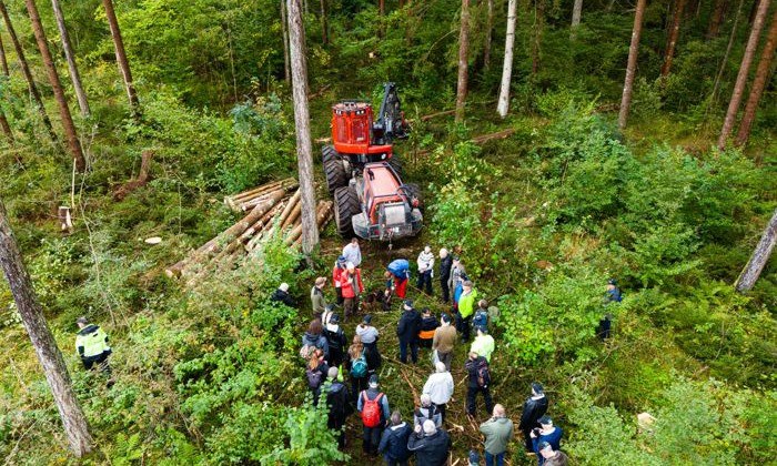 Drönarbild med traktor