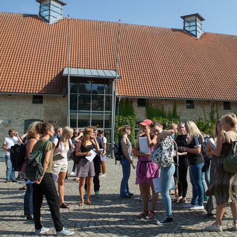 students in front of the house Alnarpsgården