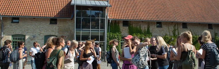 studenter framför huset Alnarpsgården