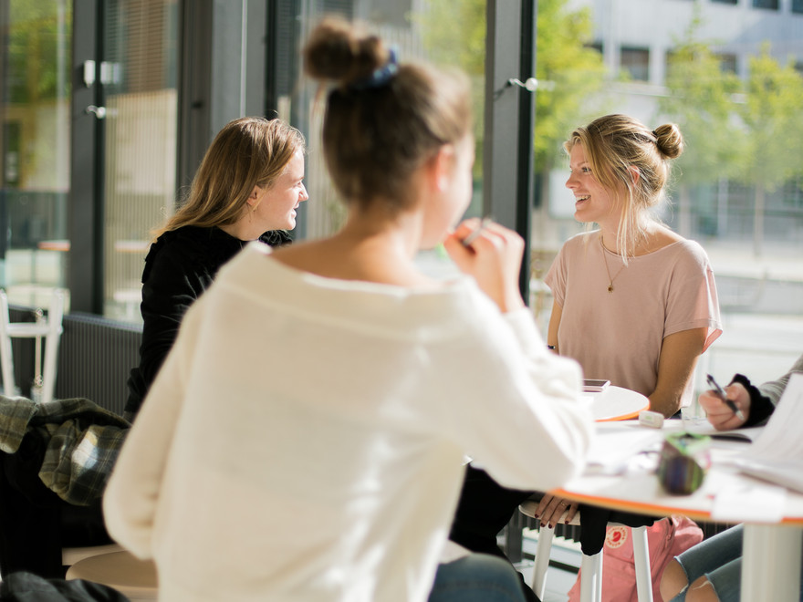 Studenter på campus