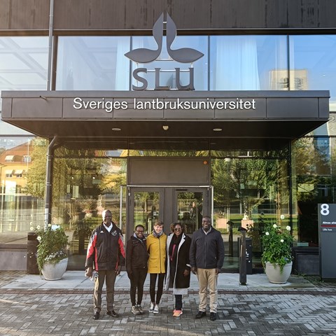 Två män och 3 kvinnor står famför Ulls Hus, SLU, campus Ultuna i Uppsala