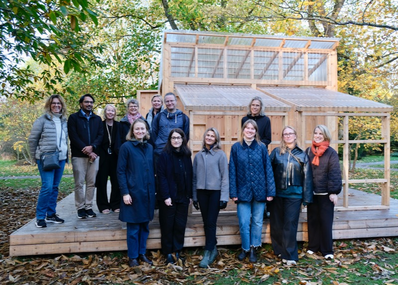 Gruppbild framför lärandemiljö utomhus. Foto: Anette Neldestam Larsson