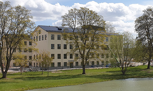 Studentboendet Hydra i vårgrönska, foto