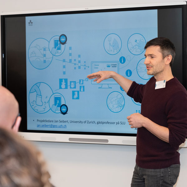 Pavel Bína presents project. Photo.