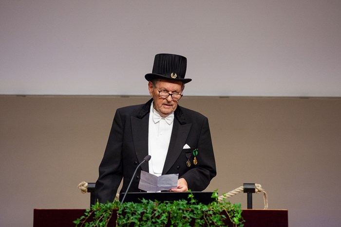 Jubeldoktor Stig Einarsson i talarstolen.