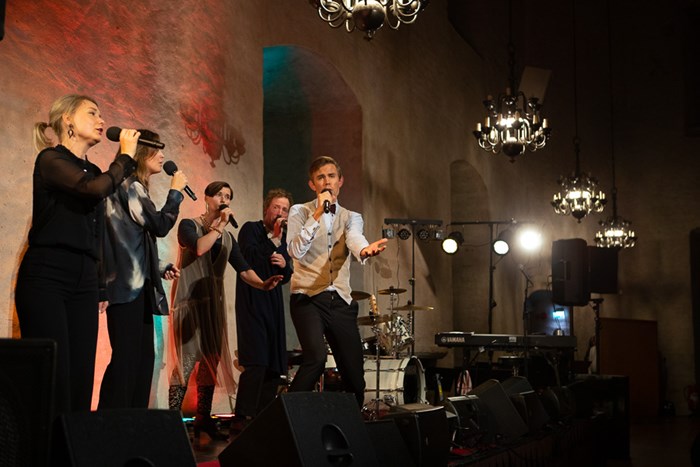 The A cappella group Riltons Vänner sing on stage in Uppsala castle. 