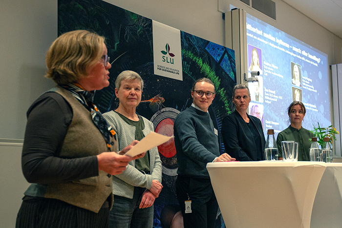 Panelsamtal om hållbarhet inom livsmedelsbranschen med: Annsofie Wahlström (Vicerektor), Åsa Domeij (årets SLU-alumn 2025), David Hansson (agronomstudent), Jenny Hagberg (Svensk Dagligvaruhandel)( och Beatrice Tillgren (Lidl).