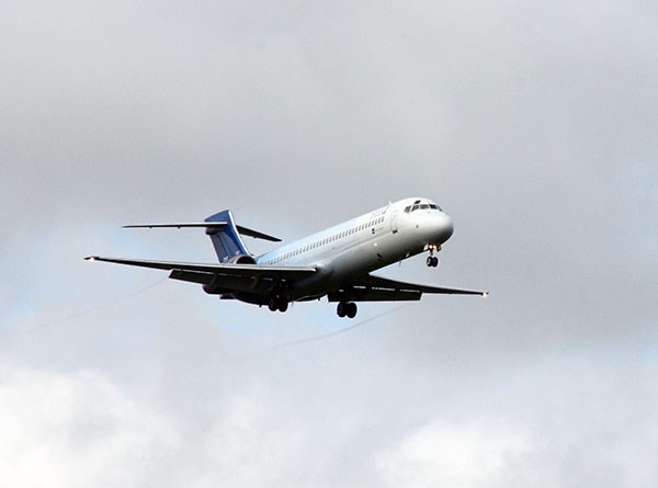 Ett flygplan lyfter mot  blågrå himmel. Foto.