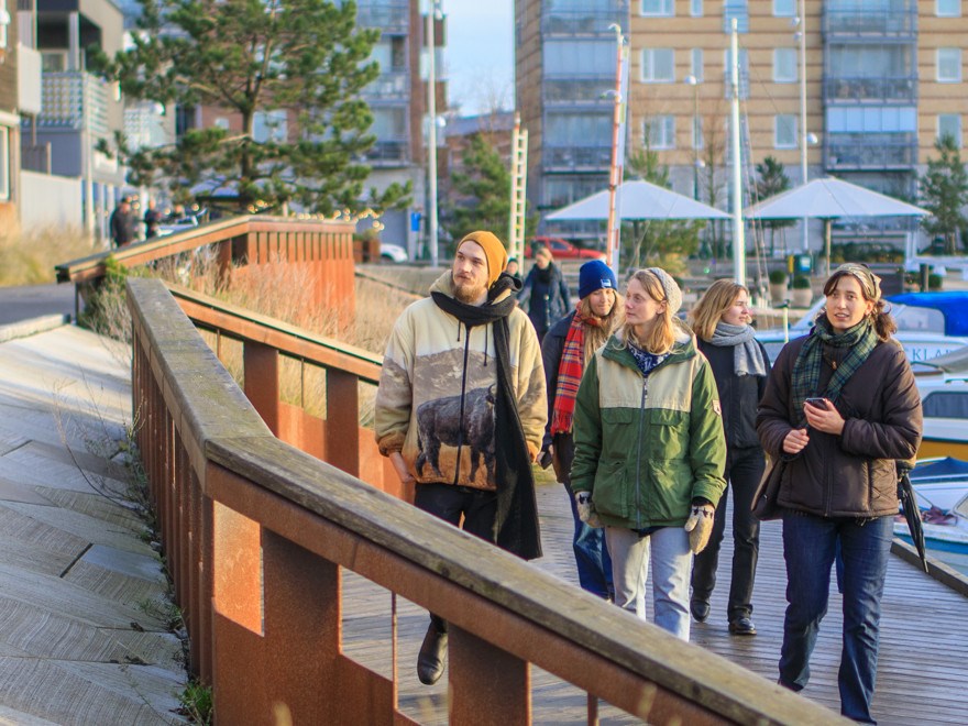 En grupp studenter tittar på byggnader