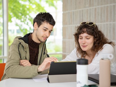 Studenter på campus