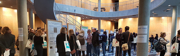 Studentarbeten visas på anslagstavlor i entréhall. Foto.