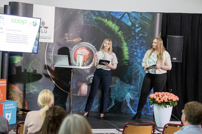 Caroline Malthed and Tuva Wrenfeldt presenting at Thesis Day. Photo: Johan Wahlgren