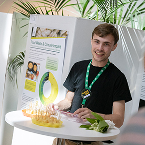 Thesis Day 2023 deltagare vid sin poster. Fotograf: Johan Wahlgren