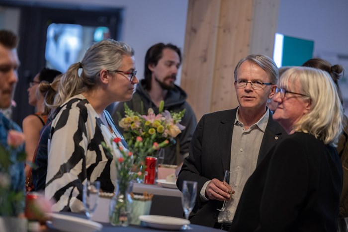 Lovisa Nilsson, Pär Forslund och Karin Hakelius minglar på Thesis Day 2023. Foto: Johan Wahlgren