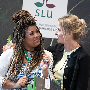 Bruna receives her award from Ellen at Thesis Day 2024. Photographer Johan Wahlgren