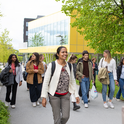 Studenter på campus