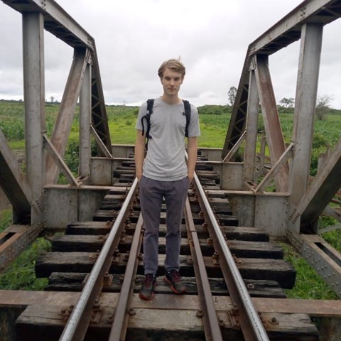 Nils på ett järnvägsspår