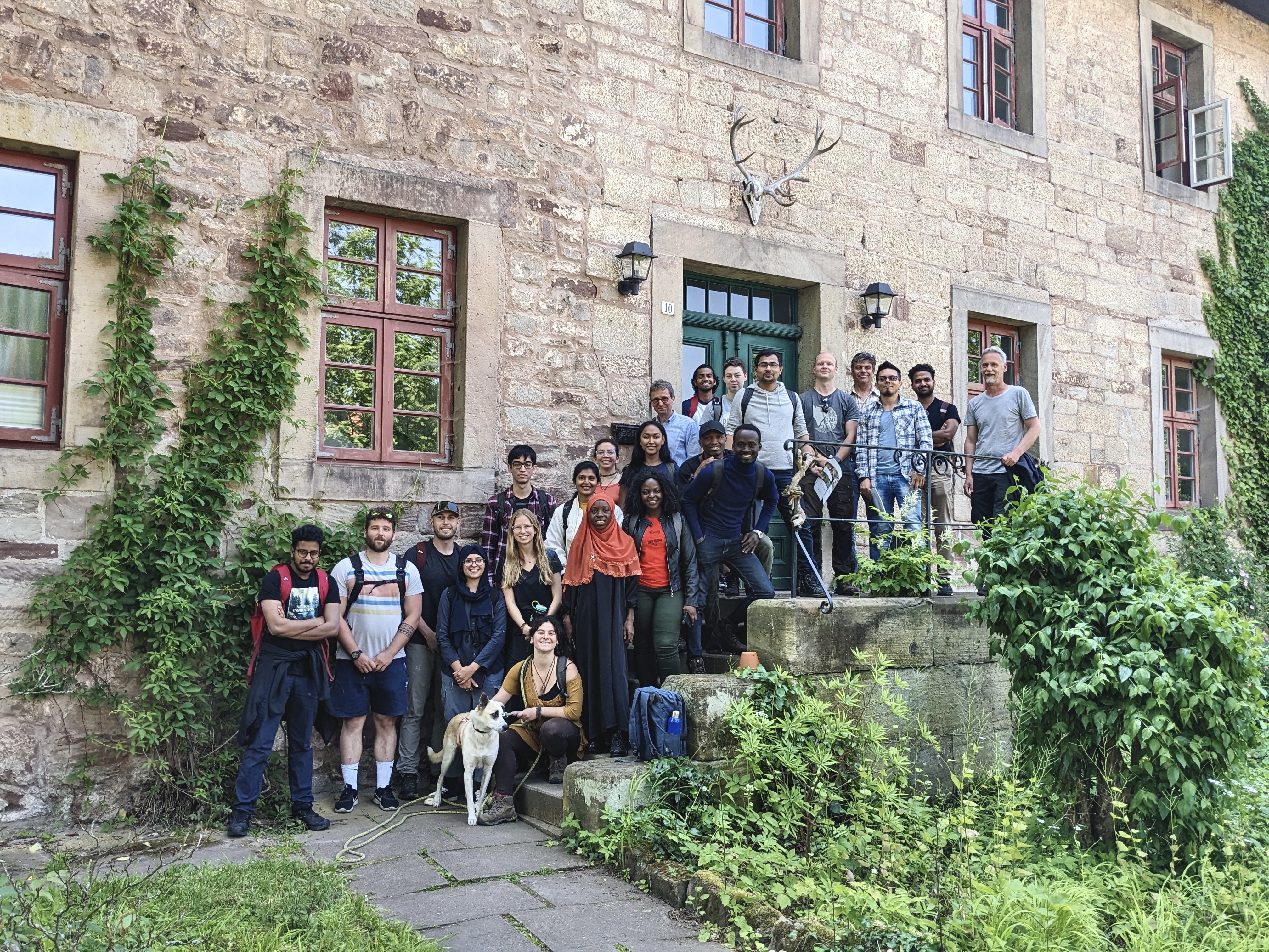 bild på Freya och klasskompisar och lärare