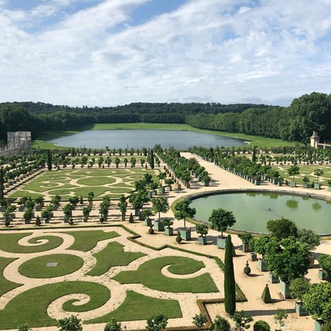 Bilden visar en del av slottsträdgården i Versaille