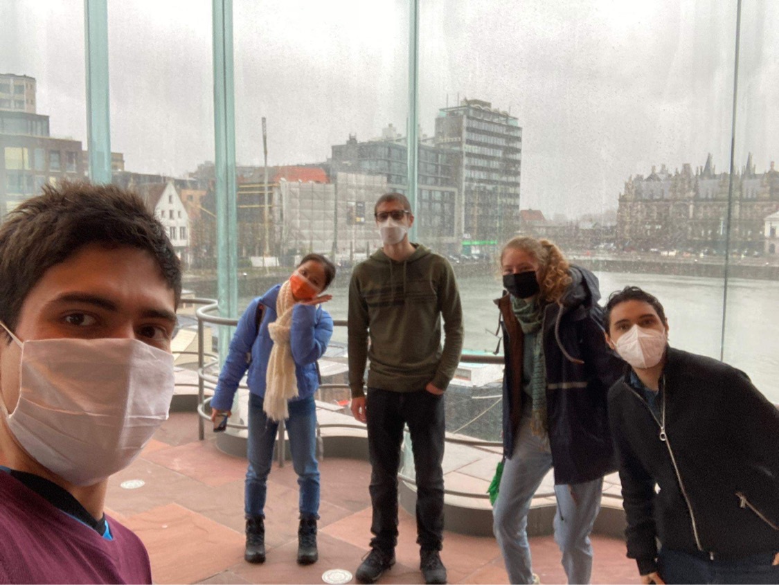picture of a group of students on a visit in Antwerpen